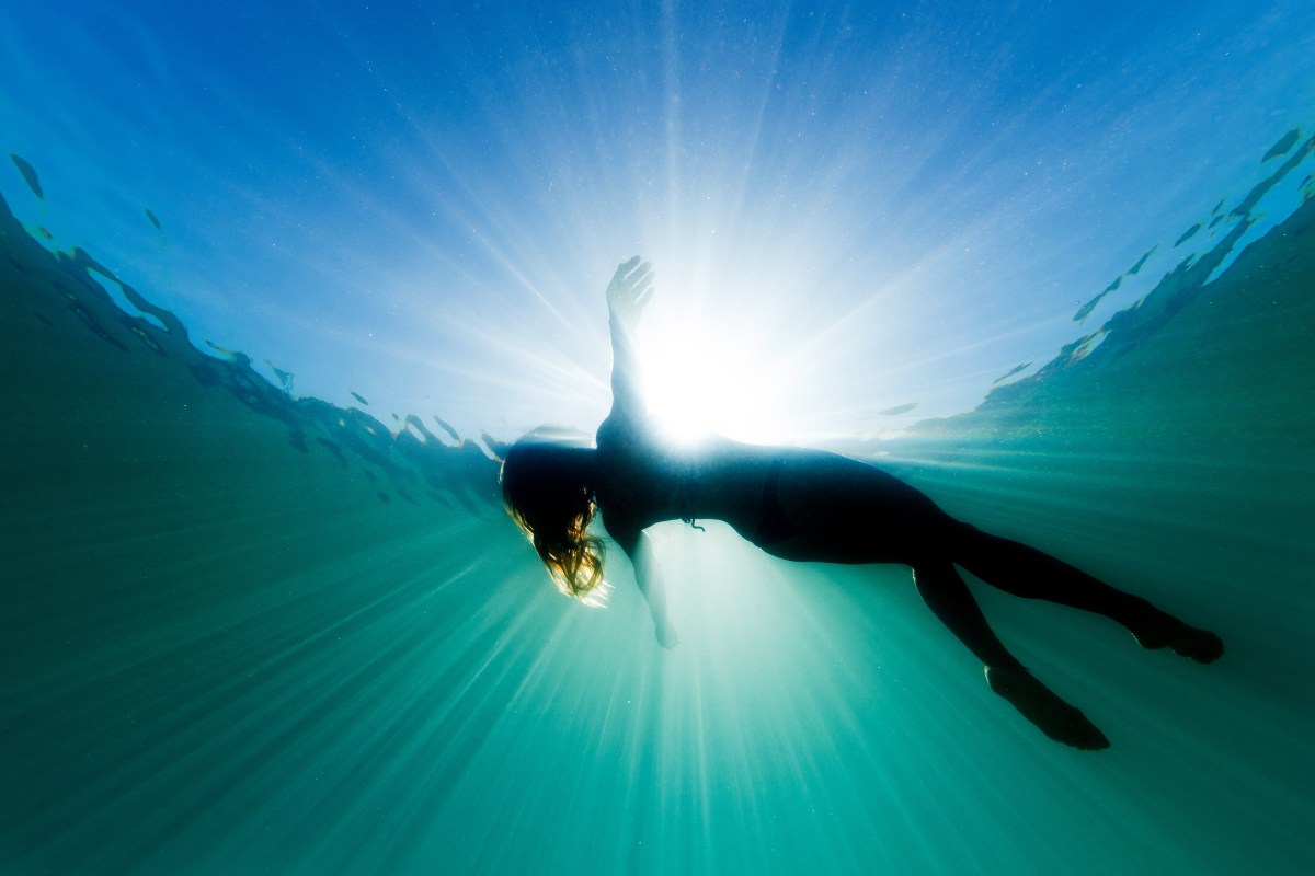 Traumdeutung Wasser Frau schwimmt im Meer