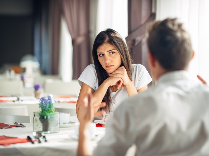 Stimmt das wirklich? An dieser Körpersprache erkennst du, ob dein Gegenüber lügt.