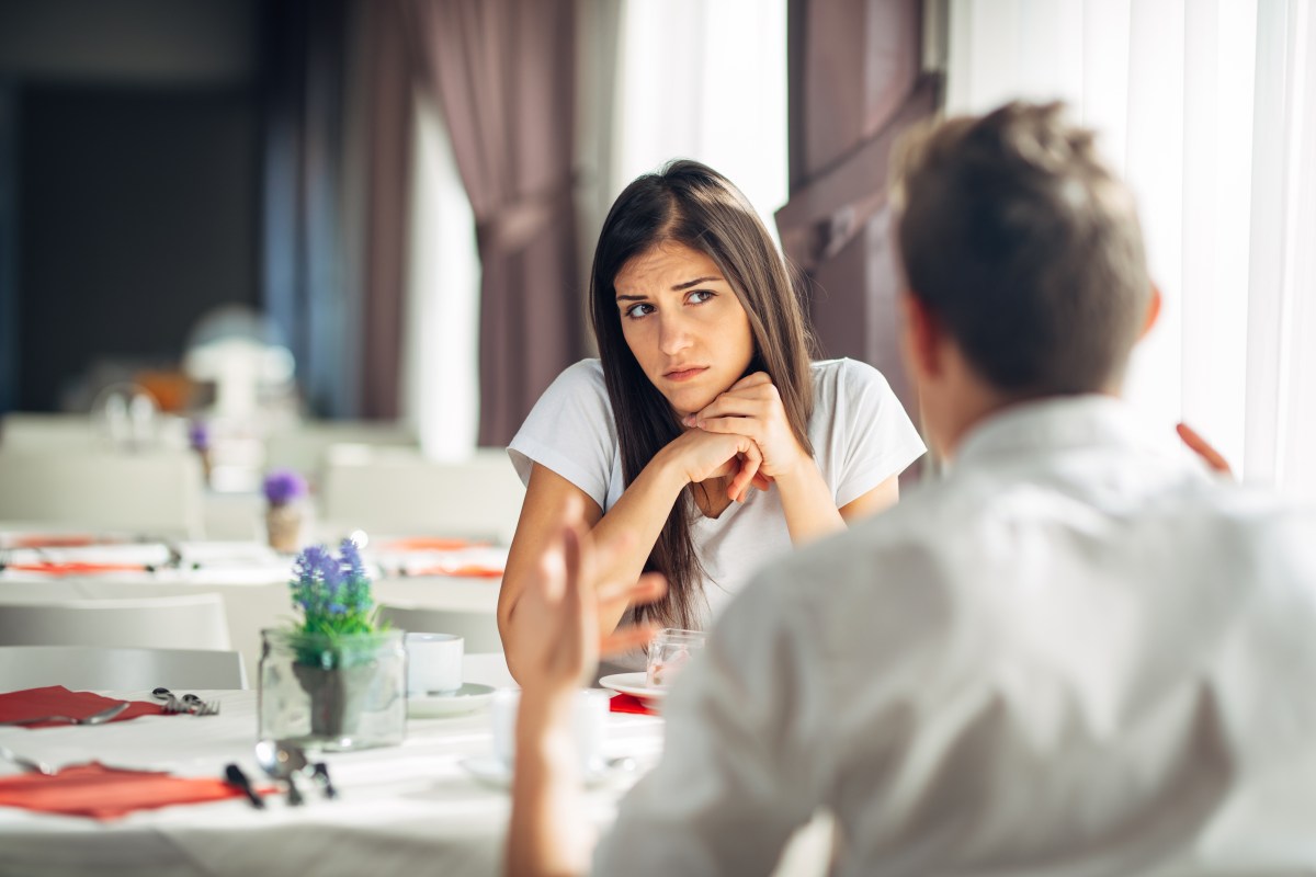 Stimmt das wirklich? An dieser Körpersprache erkennst du, ob dein Gegenüber lügt.