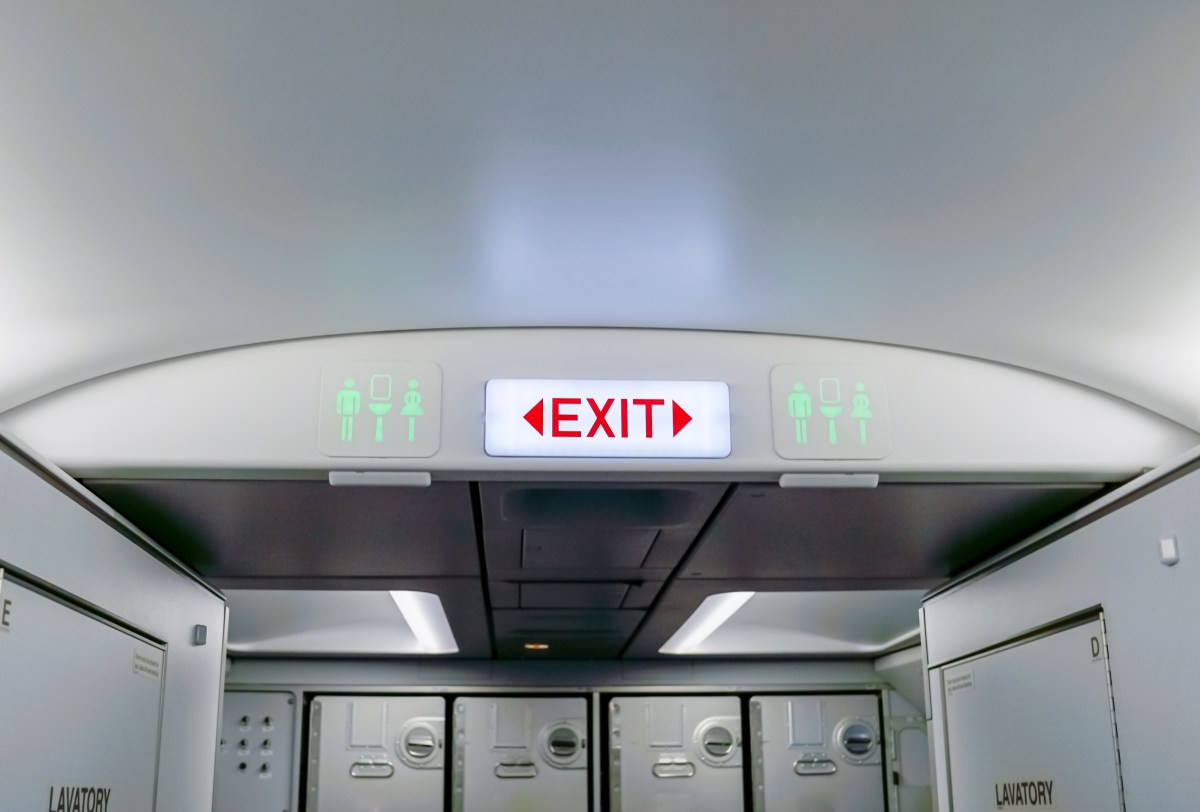 Um die Flugzeugtoilette ranken sich viele Mythen. Wir verraten, wie sie wirklich entleert werden.