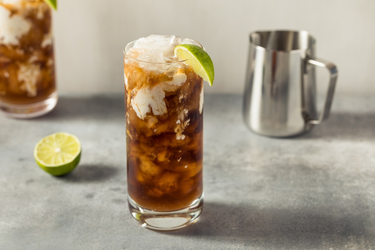 Dirty Soda: Cocktail Rezept mit Cola und Kokosnus