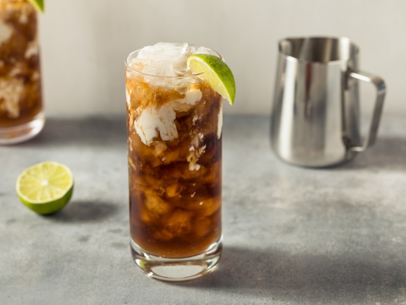 Dirty Soda: Cocktail Rezept mit Cola und Kokosnus