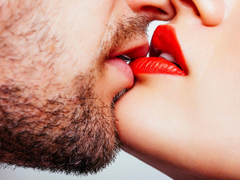 Eine neue Studie untersuchte die Wichtigkeit des Küssens. Wir haben die Ergebnisse für dich.