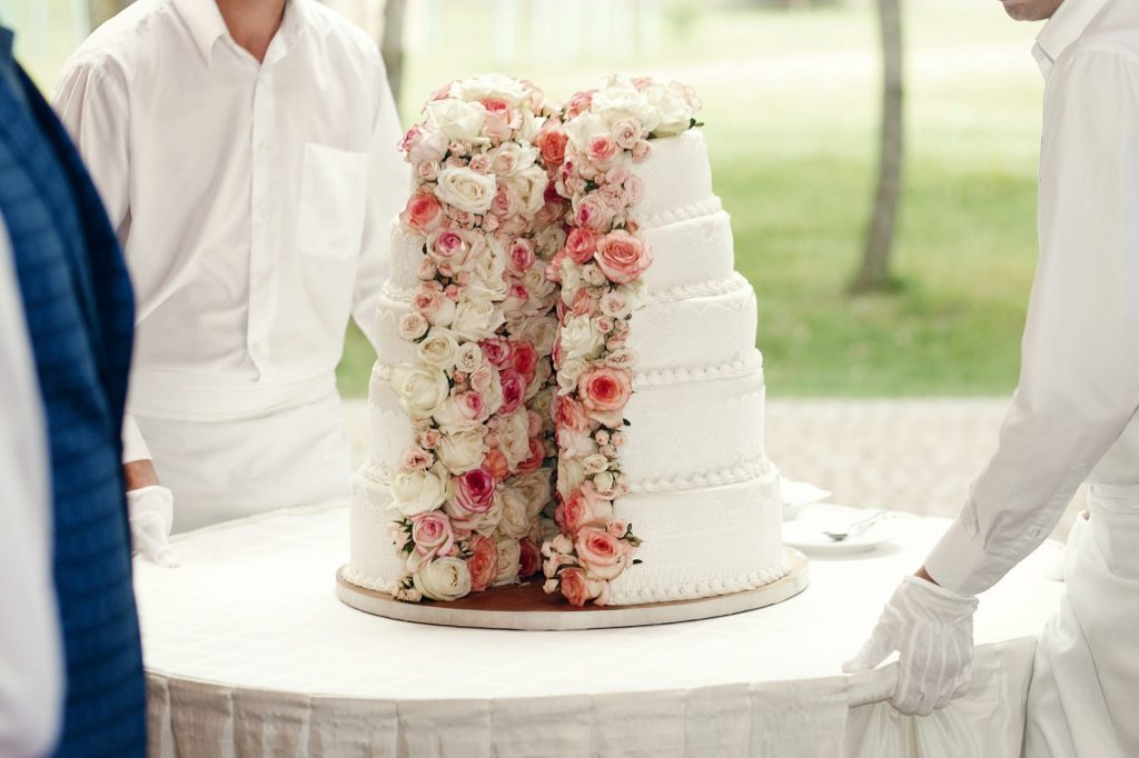 Hochzeitstorte mit Blumen-Anschnitt
