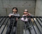 Frau und Mann am Balkongeländer