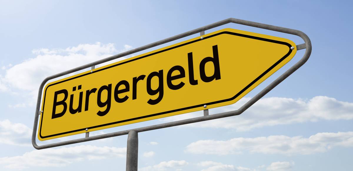 Auf einem gelben Schild steht das Wort 