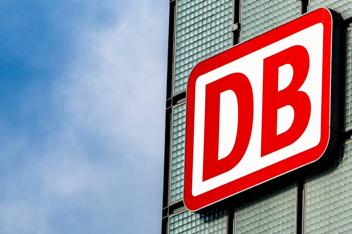 Das Logo der Deutschen Bahn an einem Gebäude.