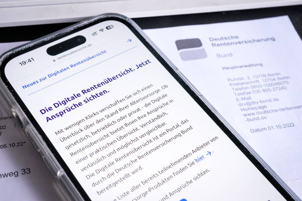 Auf einem Handy wird die Digitale Rentenübersicht angezeigt.