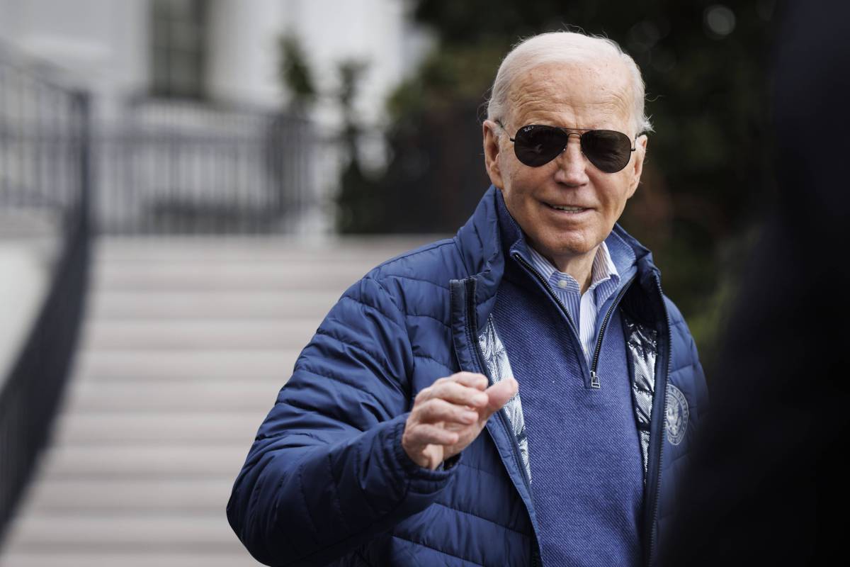 US-Präsident Joe Biden in einer blauen Softshell Jacke und Sonnenbrille.