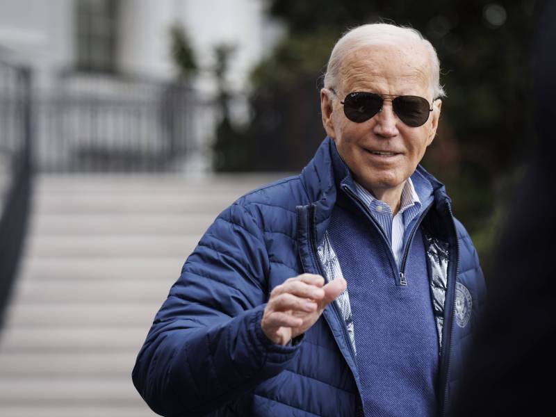 US-Präsident Joe Biden in einer blauen Softshell Jacke und Sonnenbrille.