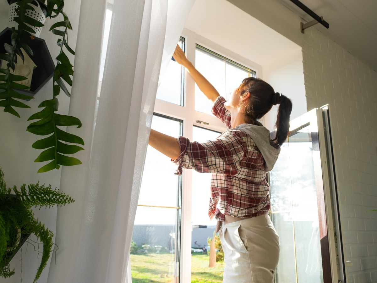 Blütenstaub auf dem Fenster: Wann sollte man die Fenster am besten putzen?