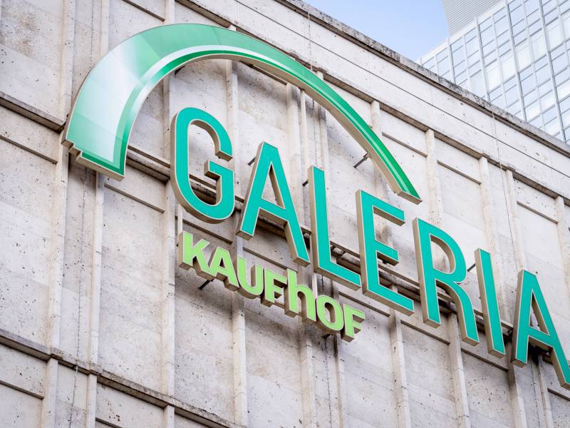 Das Logo von galeria Kaufhof an einem Gebäude.