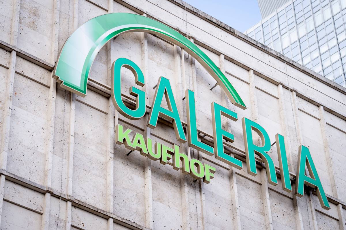 Das Logo von galeria Kaufhof an einem Gebäude.