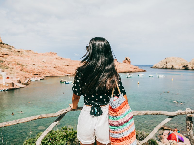 Ferienwohnungen am Meer sind oft teuer und schnell ausgebucht. Mit diesen 4 Tipps findest du echte Schnäppchen.