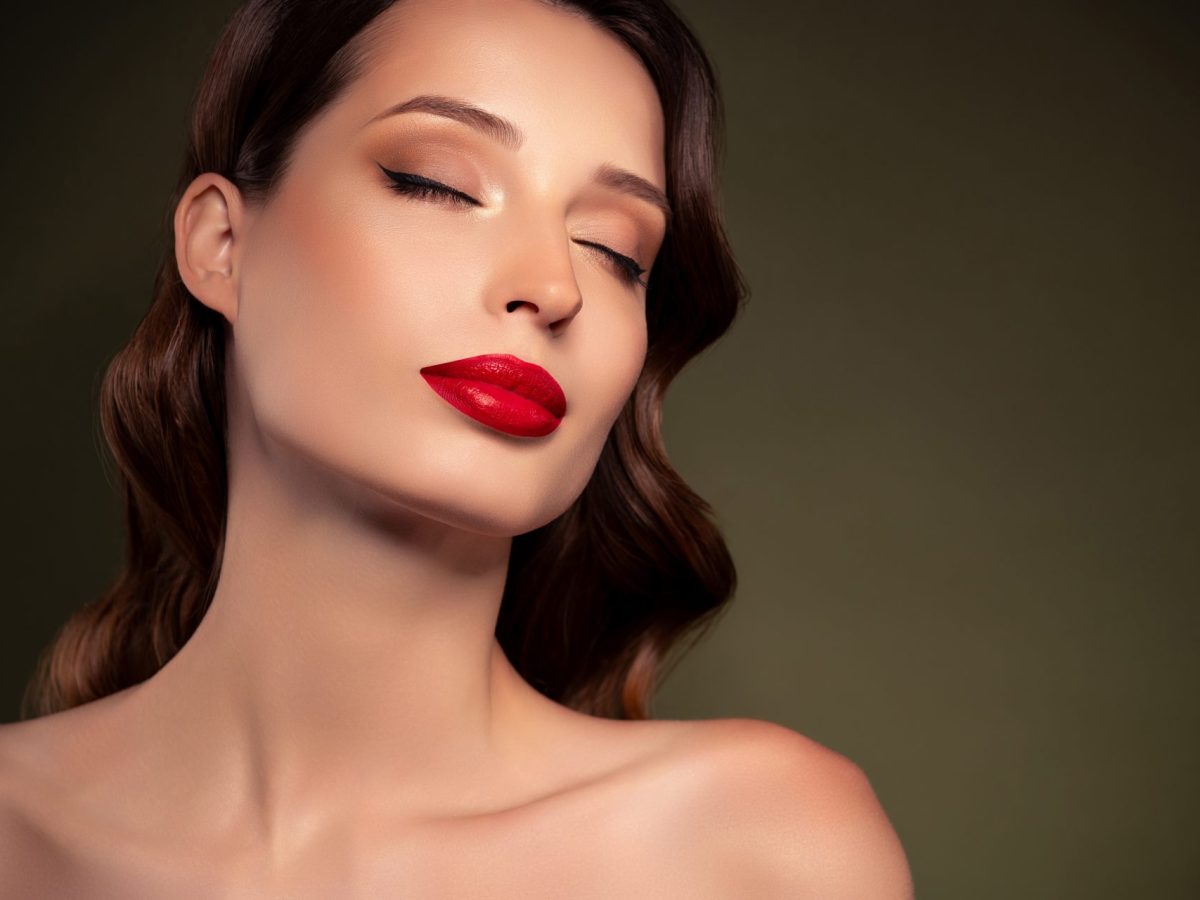 Lippenstift Hack: So zauberst du damit ein komplettes Make-up