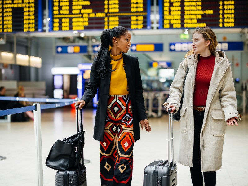 Mit diesem Travel-Hack kannst du mehr Gepäck mit ins Flugzeug nehmen.