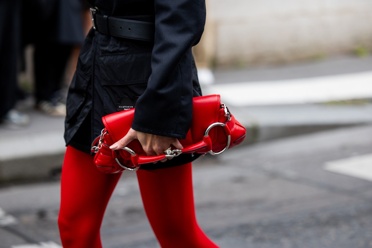 Rote Tasche wird durch die Pariser Straßen getragen.