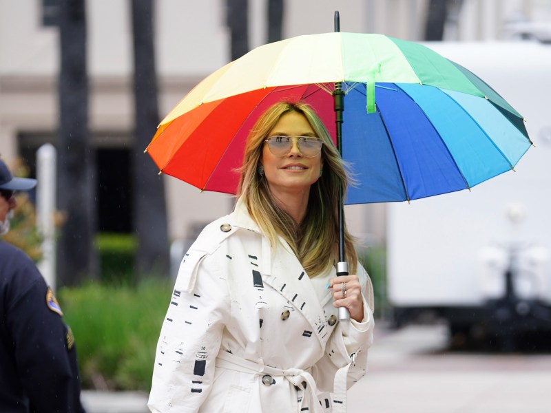 Heidi Klum im weißen Trenchcoat in Los Angeles.