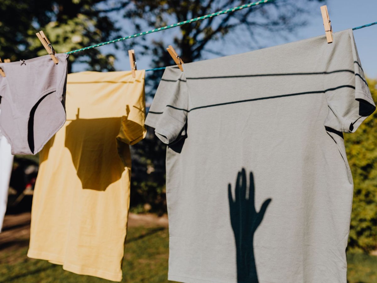 Kleidung lüften statt waschen: Wie sinnvoll und hygienisch ist das?