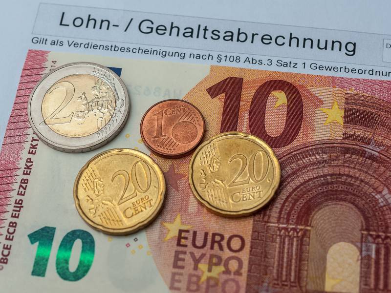 Auf einer Gehaltsabrechnung liegen vierzehn Euro.