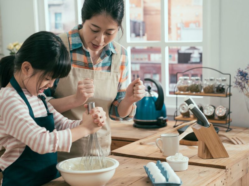 Mutter Tochter backen