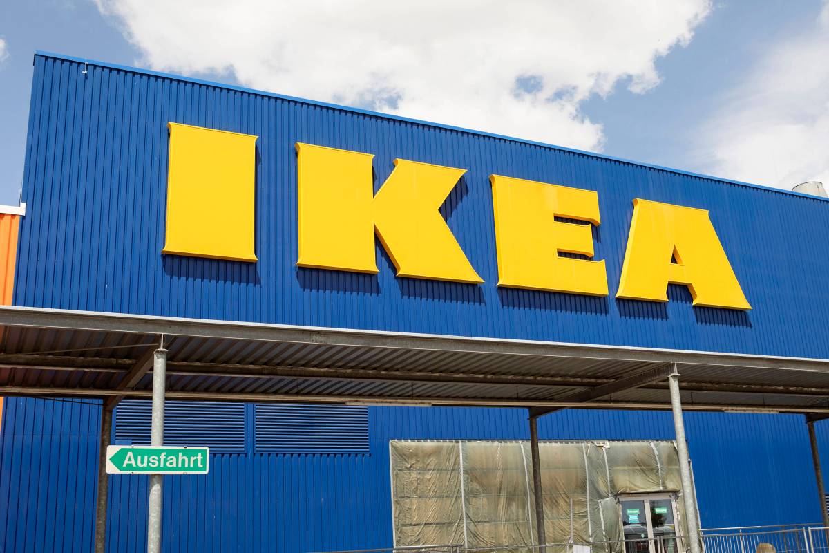 Das gelbe Ikea-Logo an einer Filiale.