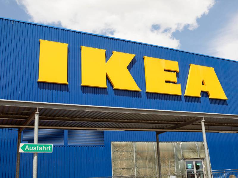 Das gelbe Ikea-Logo an einer Filiale.