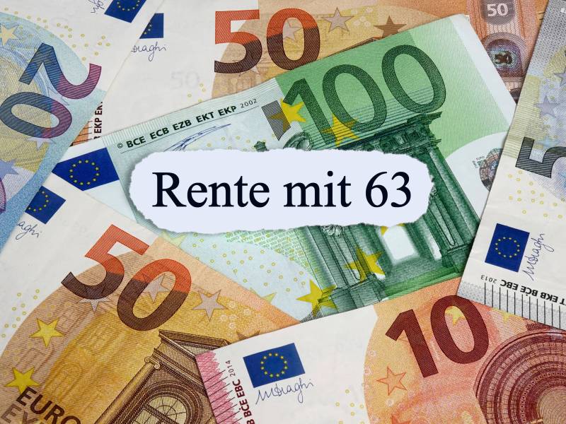 Auf einem weiße Zettel steht die Aufschrift "Rente mit 63". Dahinter liegen Geldscheine.