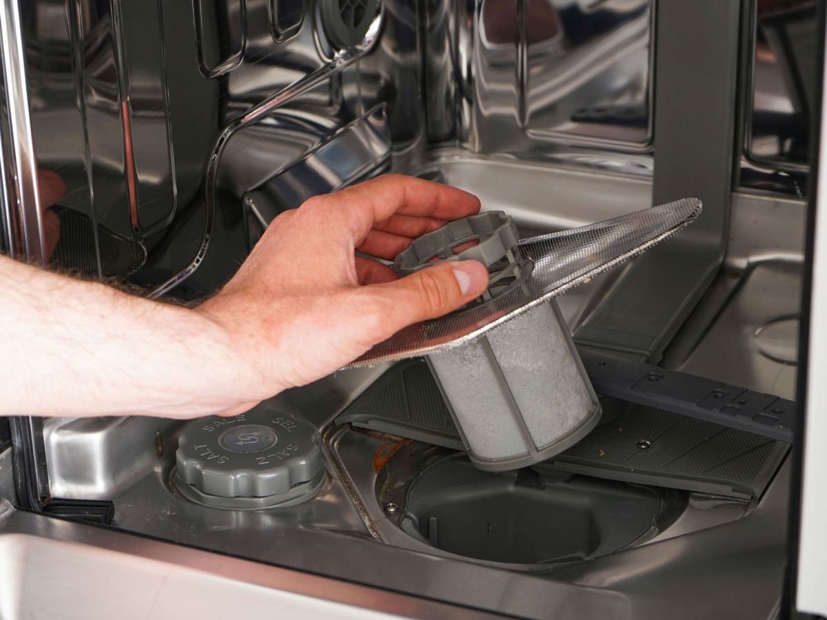 Spülmaschinensieb reinigen: So machst du es richtig