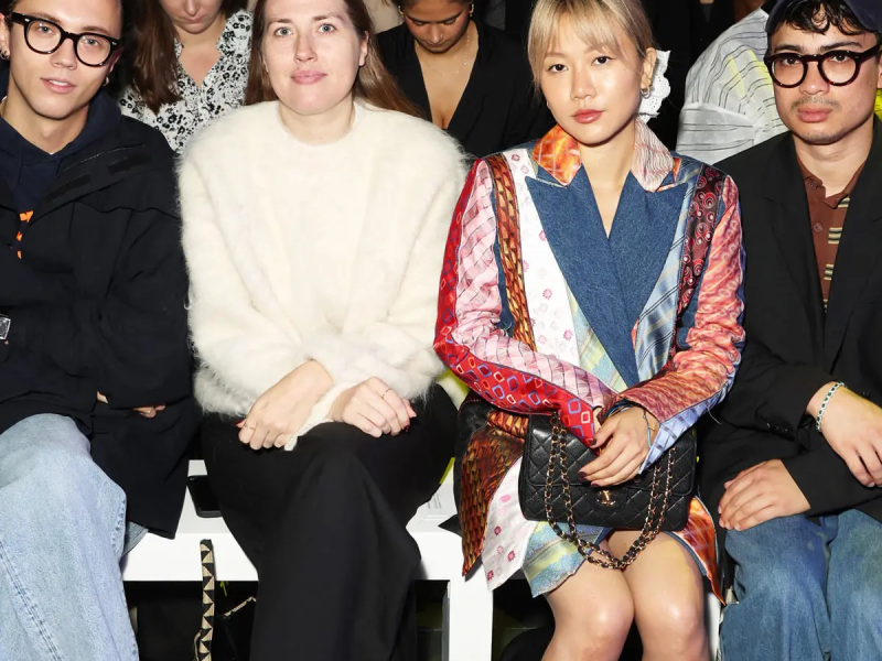 Andrea Choeng mit Freund:innen bei einer Fashion-Show.