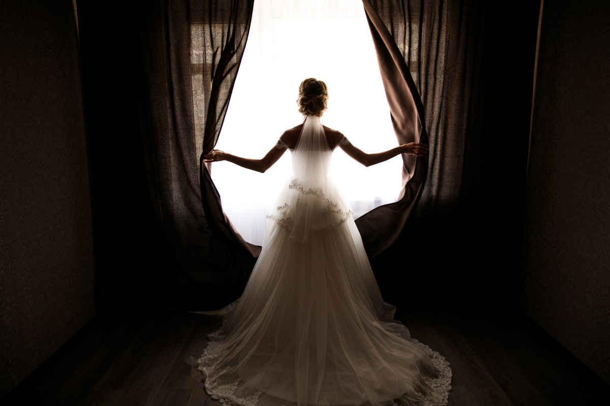 Traumdeutung Brautkleid Frau steht am Fenster