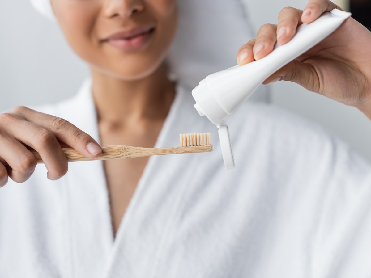 Zahnpastaflecken entfernen: 3 effektive Hausmittel für deine Kleidung