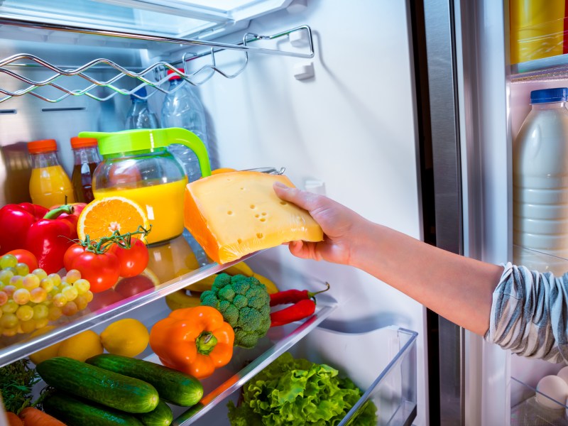 Die Tür des Kühlschranks stand längere Zeit offen und nun bist du unsicher, ob die Lebensmittel noch in Ordnung sind? Mit diesen Tricks findest du es heraus. Ganz einfach!