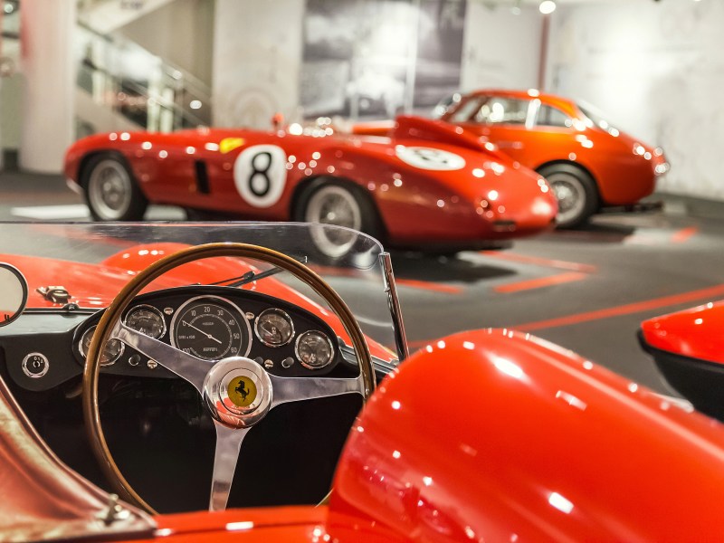 Statt einer normalen Ferienwohnung: Was hältst du von einer Nacht im Ferrari-Museum?