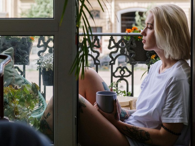 Frau auf dem Balkon