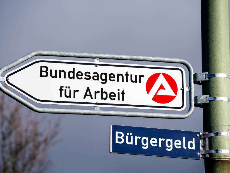 Unter einem Schild der Bundesagentur für Arbeit hängt ein weiteres Schild mit der Aufschrift 