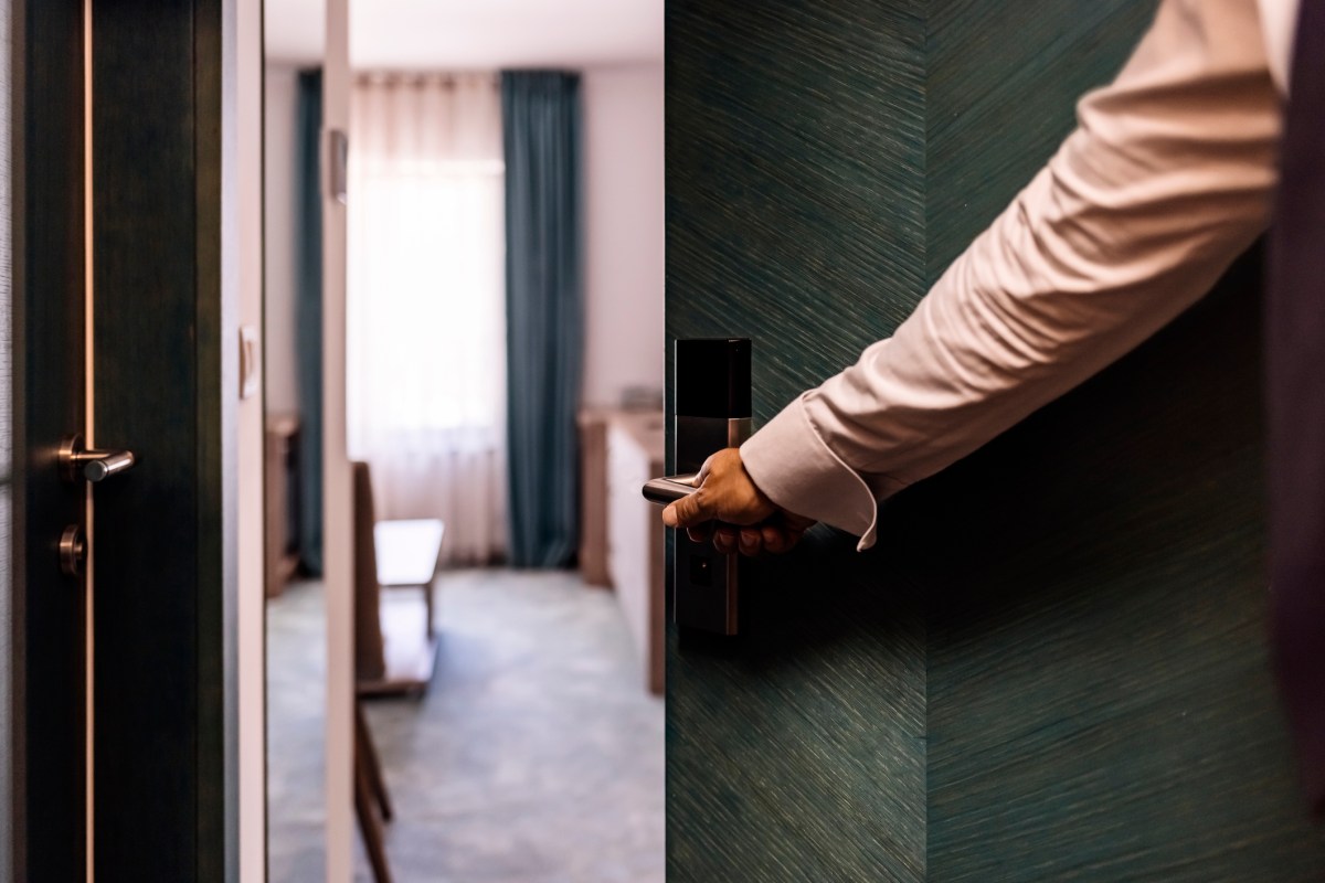 Mit einem Gummikeil kannst du dich in Hotels schützen.