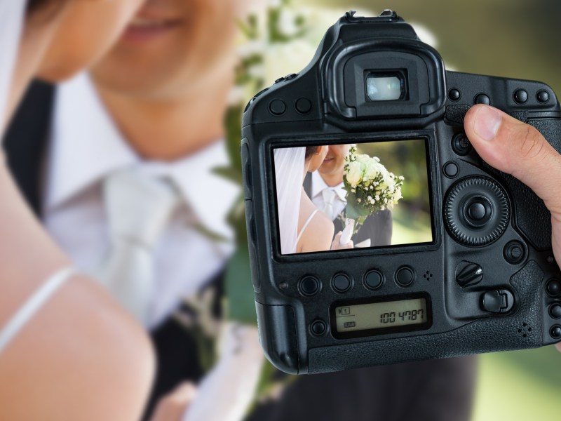 Ein Hochzeitspaar wird fotografiert.