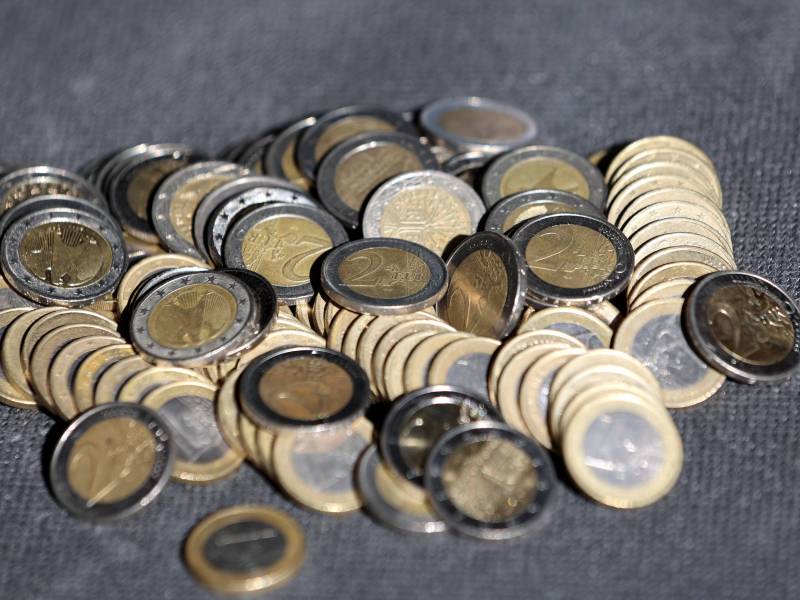 Sieht einfach nur nach Kleingeld aus? Genauer hinschauen lohnt sich, denn eine 2-Euro-Münze ist unter Sammlern richtig viel wert.