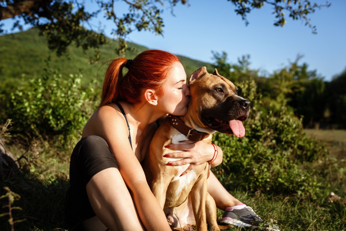 Frau mit Listenhund