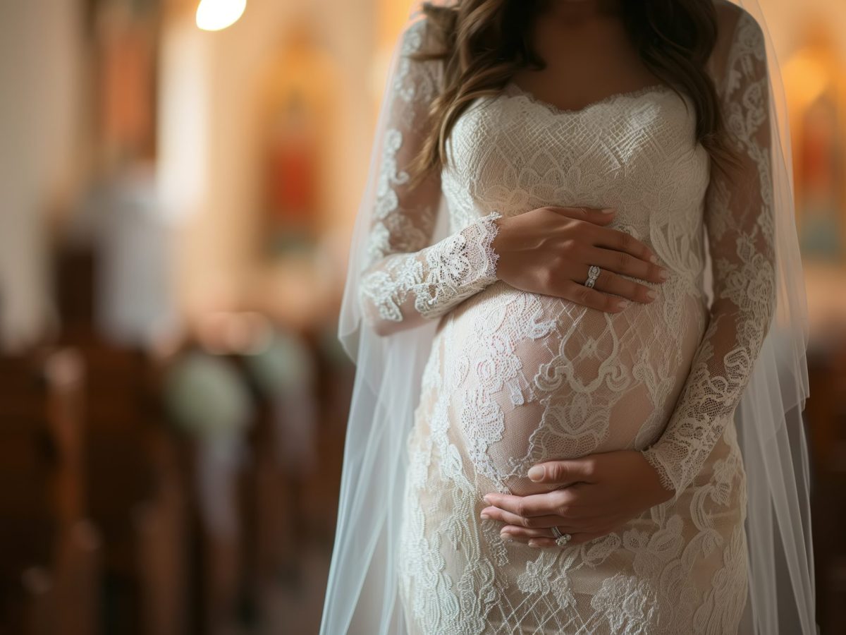 Hochzeitskleider für Schwangere: Diese Brautkleider setzen deinen Babybauch charmant in Szene