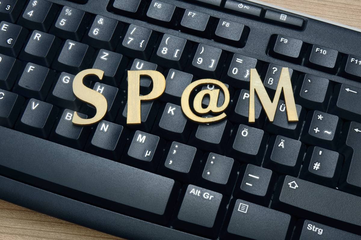 Auf einer Computertastatur steht das Wort "Spam".