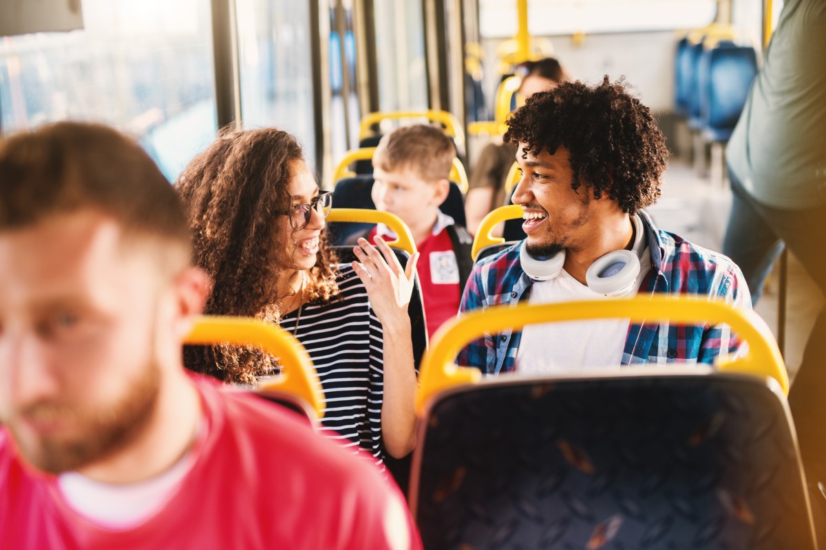 Jemanden in den öffentlichen Verkehrsmitteln anzusprechen erfordert Mut. Mit einfachen Tricks gelingt es dir dennoch.