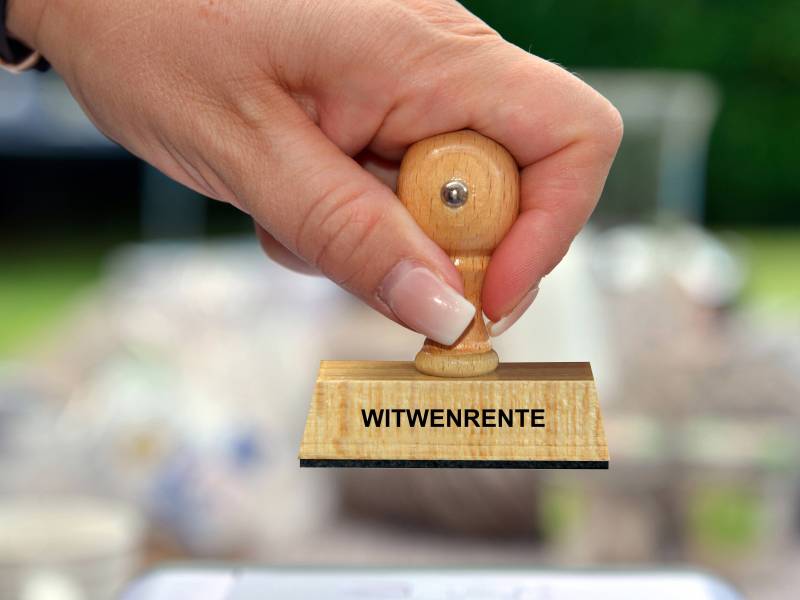 Eine Frau hält einen Stempel mit der Aufschrift 