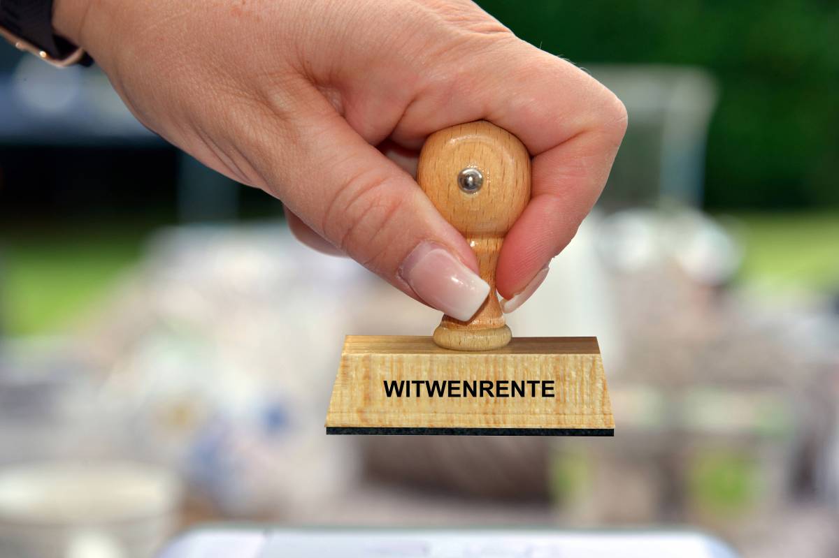 Eine Frau hält einen Stempel mit der Aufschrift 