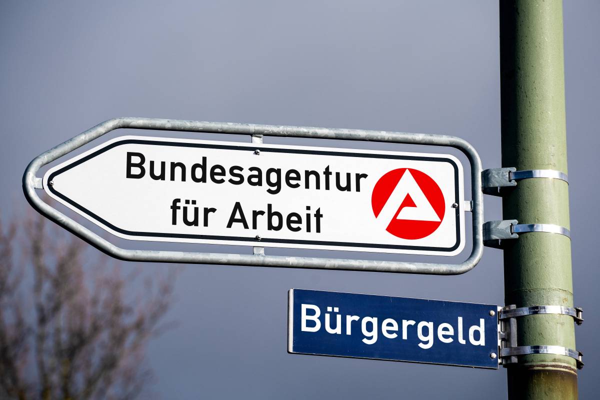 Zwei Schilder hängen an einem Mast. Auf dem einem steht 
