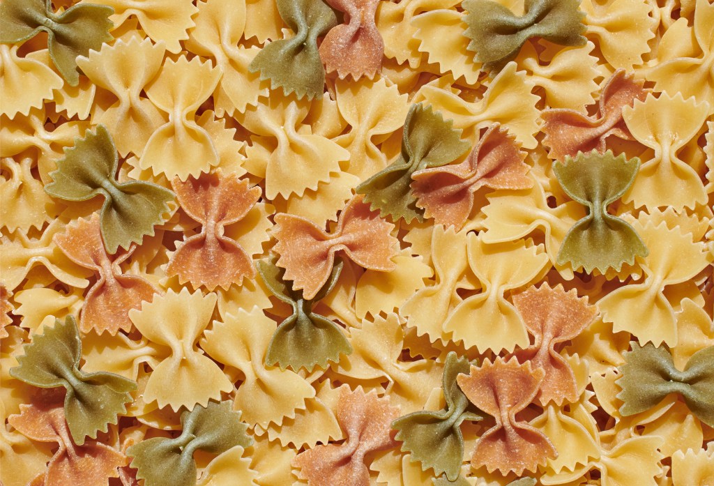 Farfalle erkennst du an ihrem die schmetterlingsförmigen Aussehen.