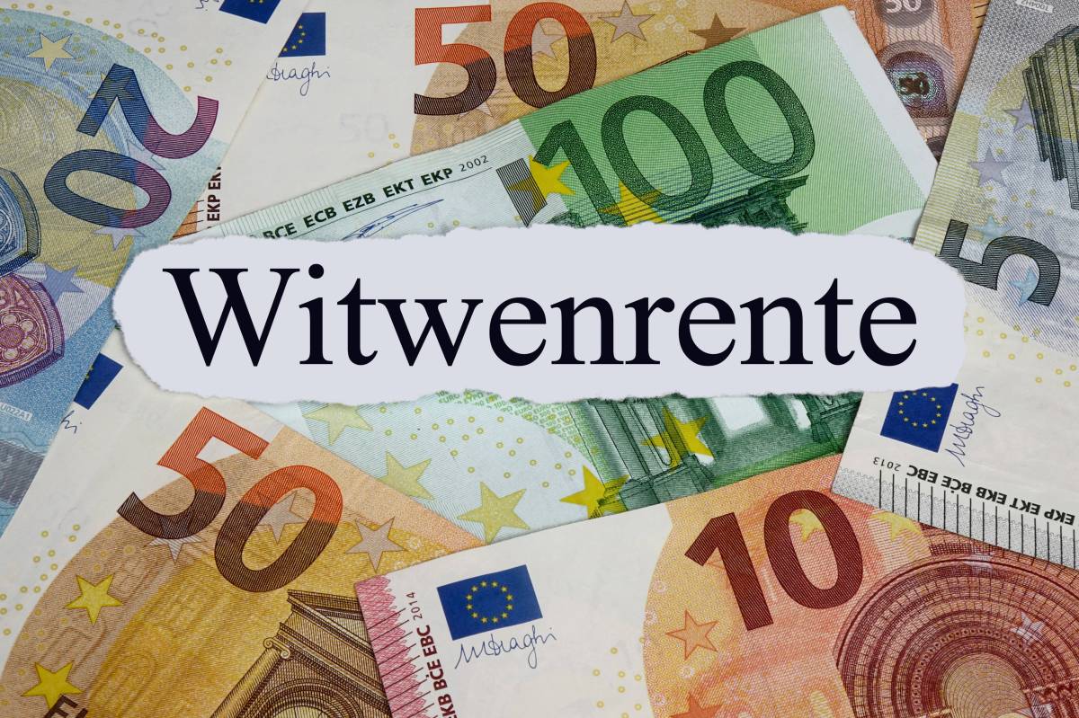 Zwischen Geldscheinen liegt ein weißer Zettel mit der Aufschrift 