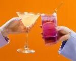 Zwei Menschen, die mit eiskalten Cocktails anstoßen