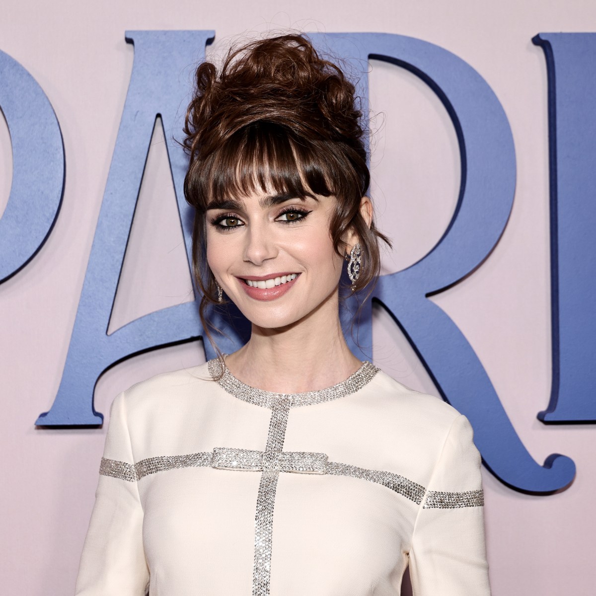 Lily Collins: So schneidest du ihren ikonischen â€žFrench Girl Ponyâ€œ nach